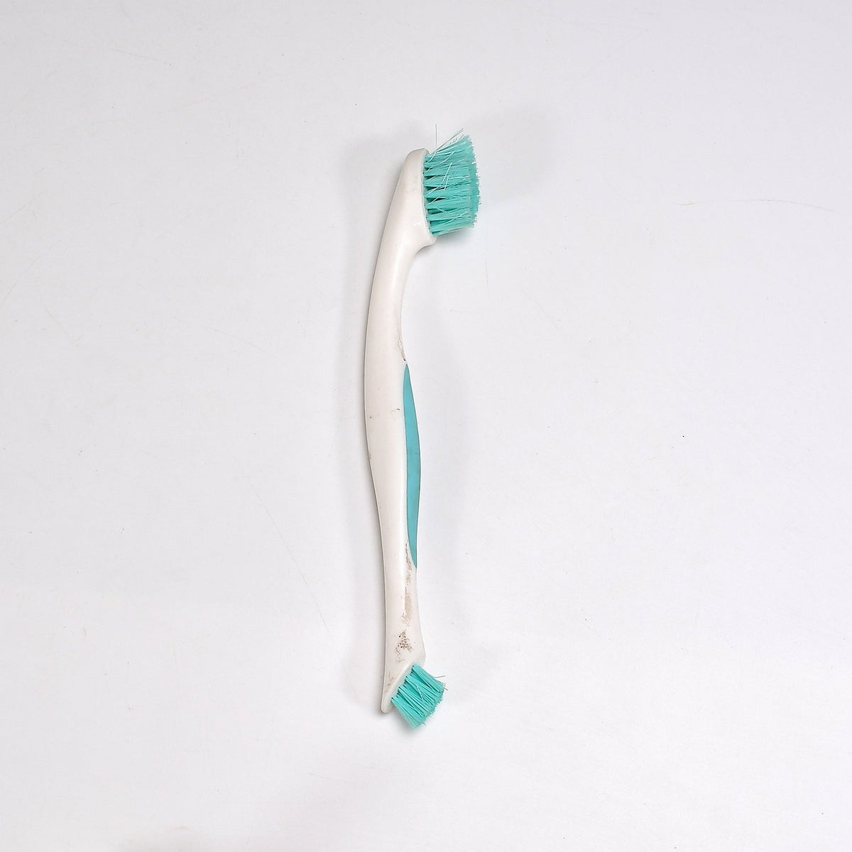 Back view of the Styleva dual-sided cleaning brush, highlighting its compact and practical design.